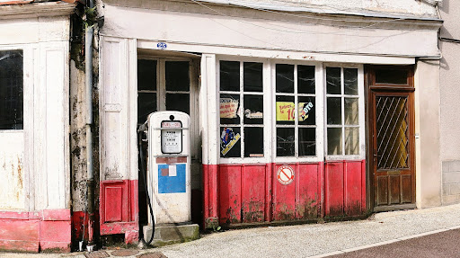 Une station-essence et un bâtiment abandonné, dans la Nièvre