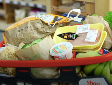 Panier de produits achetés dans le supermarché participatif Superquinquin