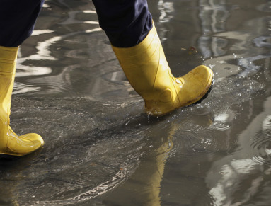 Une personne en bottes à cause d’une inondation