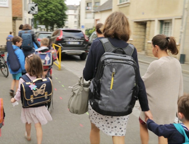 Enfants accompagnés vers l’école dans le cadre d’un pédibus