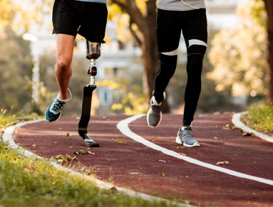 Une personne amputée d’une jambe court grâce à une prothèse.