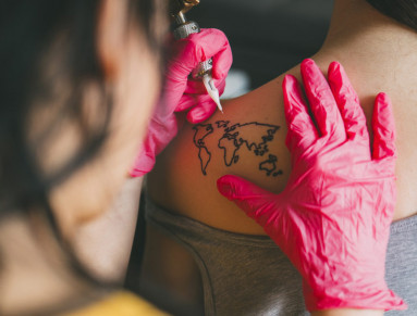 Une femme se fait tatouer le dos.