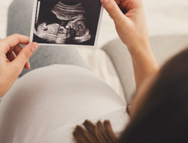 femme enceinte seule avec echographie