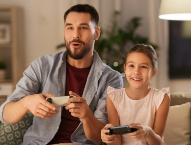 Un père joue avec son enfant aux jeux vidéo