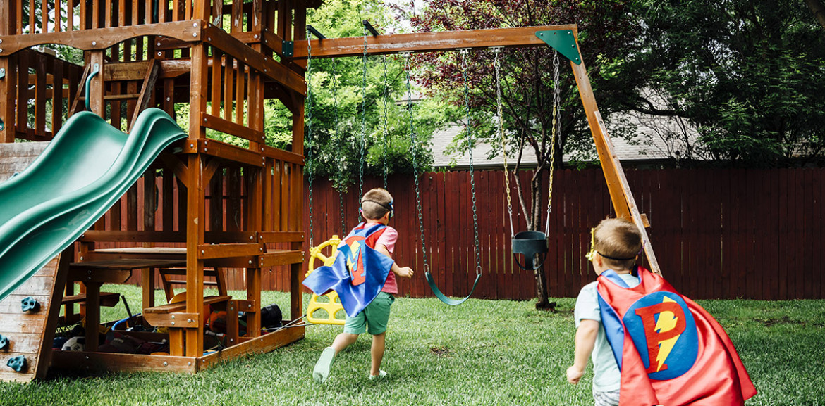enfants jouant dans un jardin