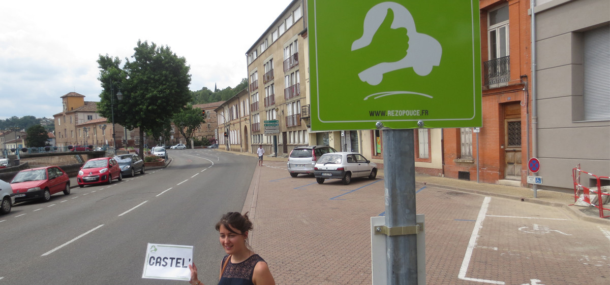 Arrêt d’auto-stop Rezo pouce dans une commune française