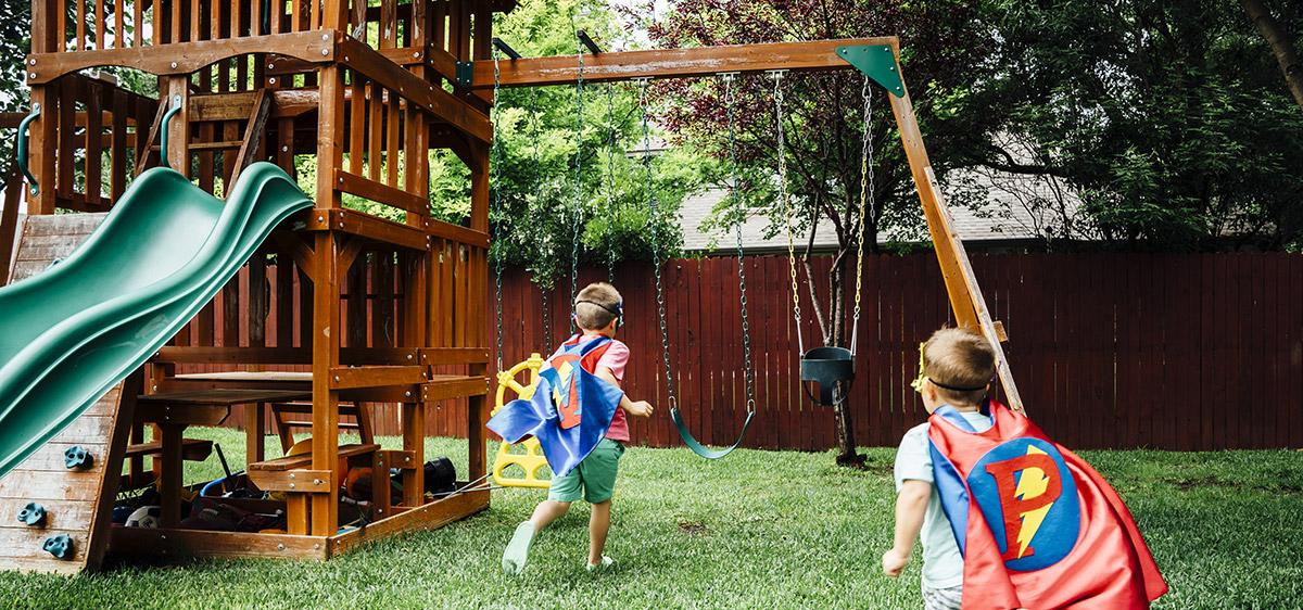 Pour sécuriser votre jardin, assurez-vous que les jeux pour enfants sont correctement montés et sécurisés.