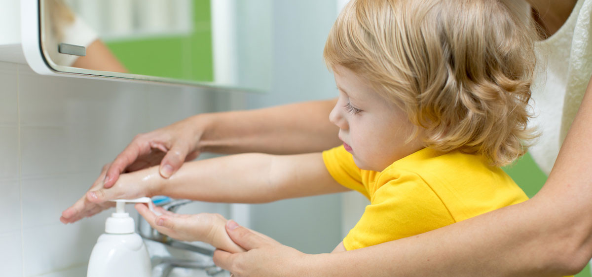 Expliquez à votre enfant que se laver régulièrement les mains permet d’éloigner les microbes.