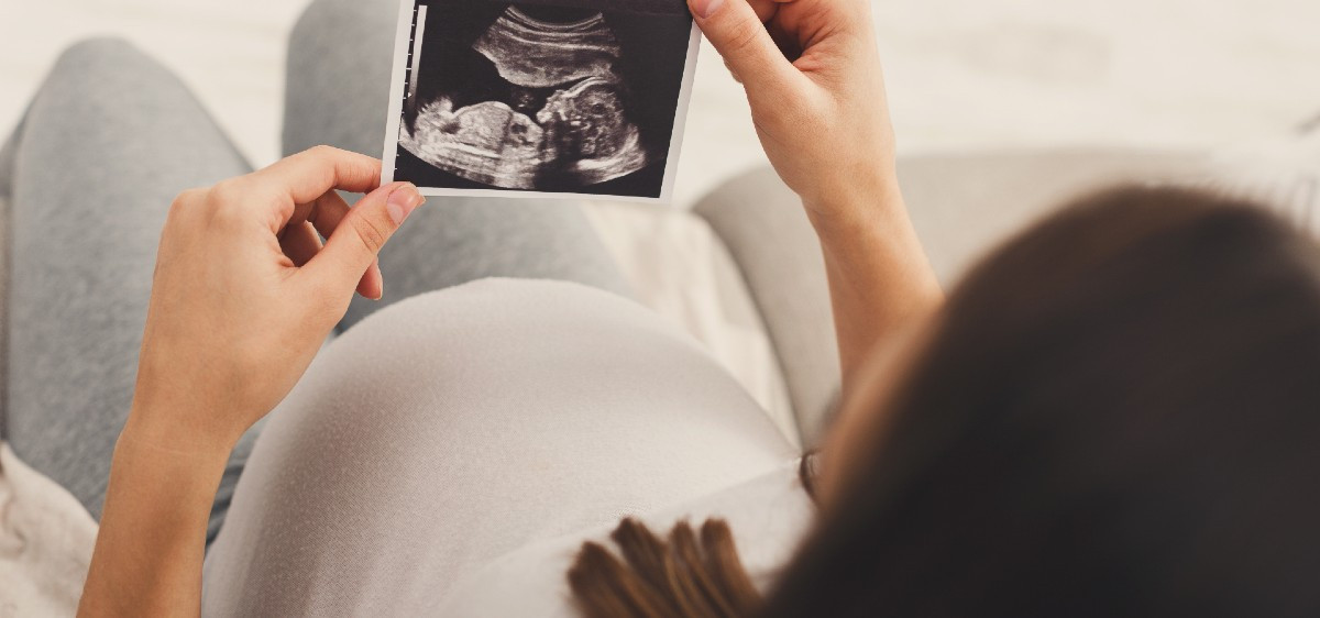 femme enceinte seule avec echographie