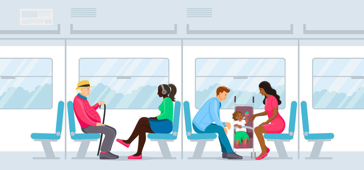 Des parents et leur bébé sont dans une rame de métro bondée.
