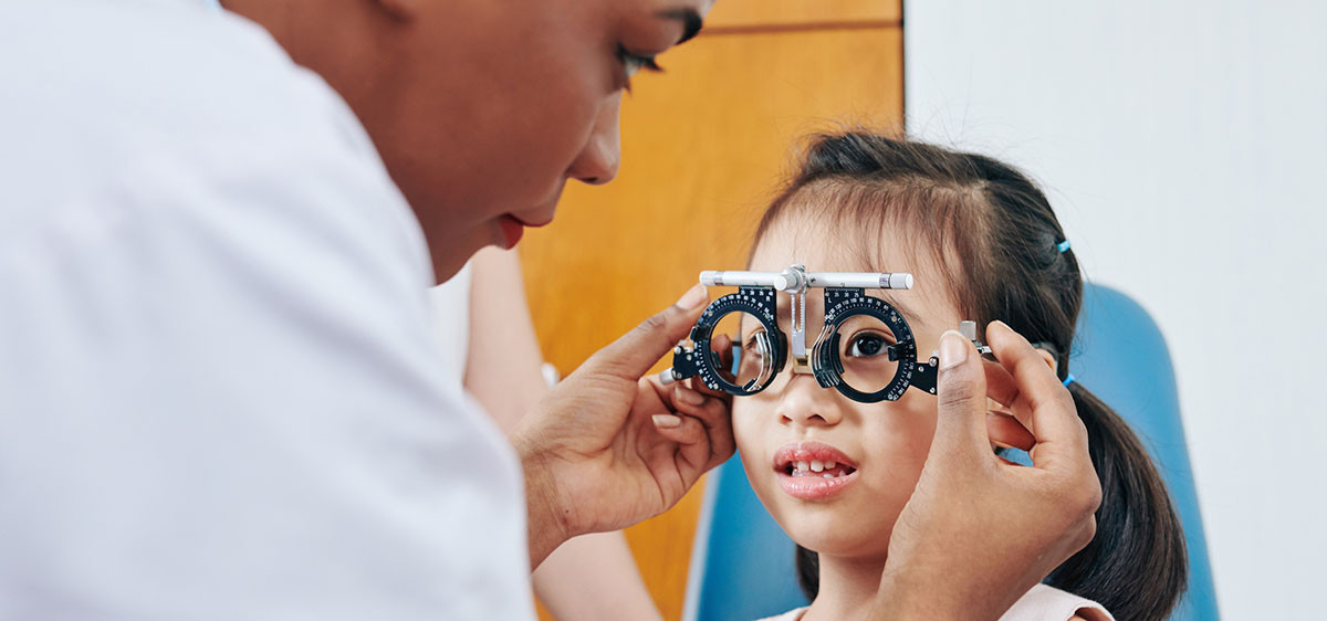 Un enfant en consultation avec un ophtalmologue.