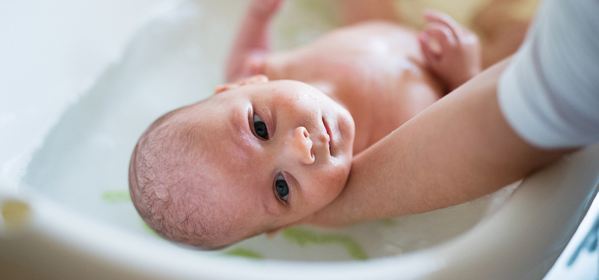 Comment donner le bain à bébé en toute sécurité