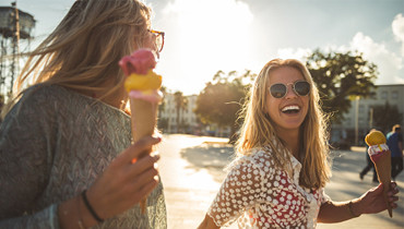 Deux jeunes femmes mangeant un cornet de glace