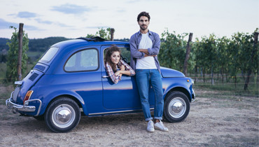 Couple devant leur voiture Fiat vintage
